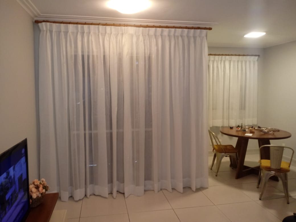 Cortina de voil prega americana em sala de jantar