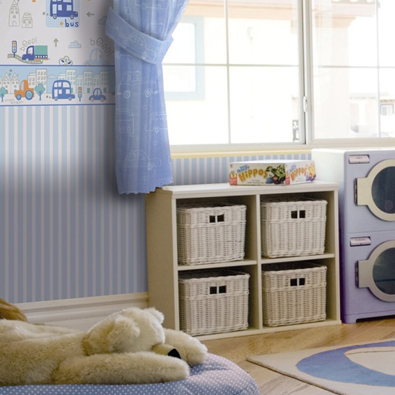 Papel de parede listrado em quarto infantil
