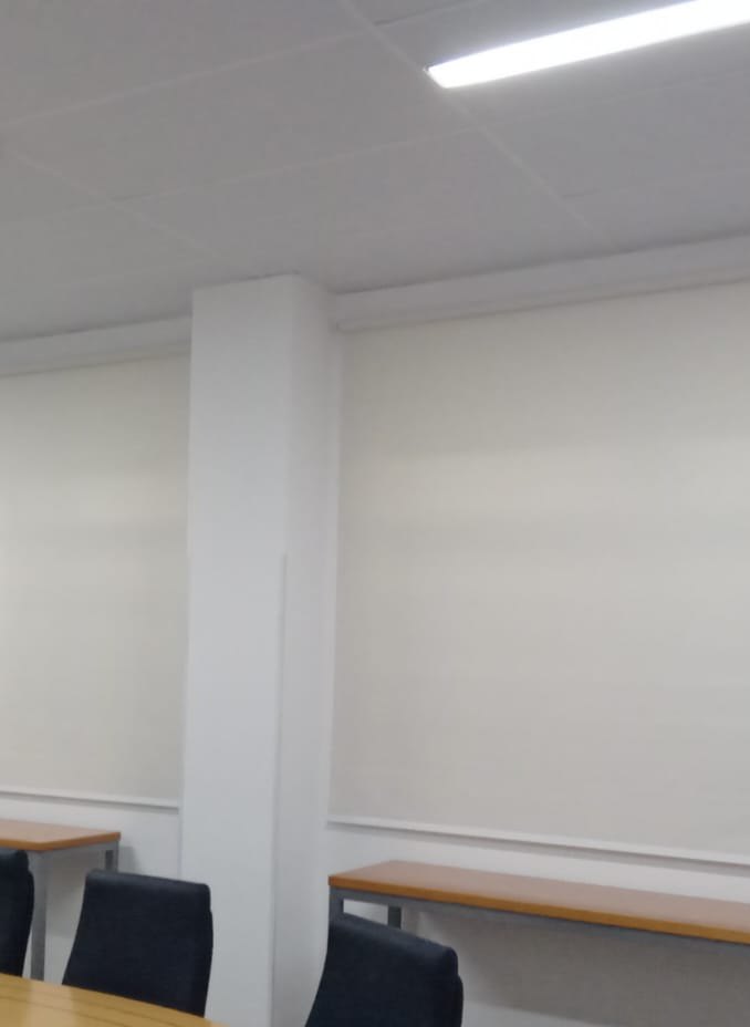 Persianas rolo em sala de reunião corporativa