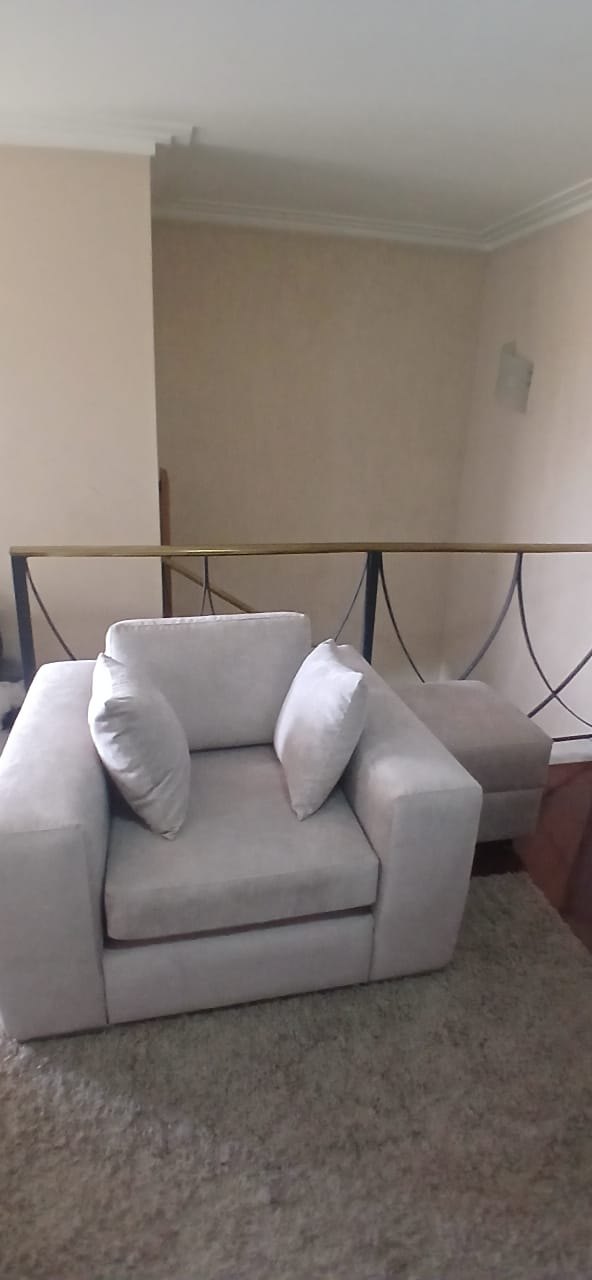 Poltrona clara em mezanino