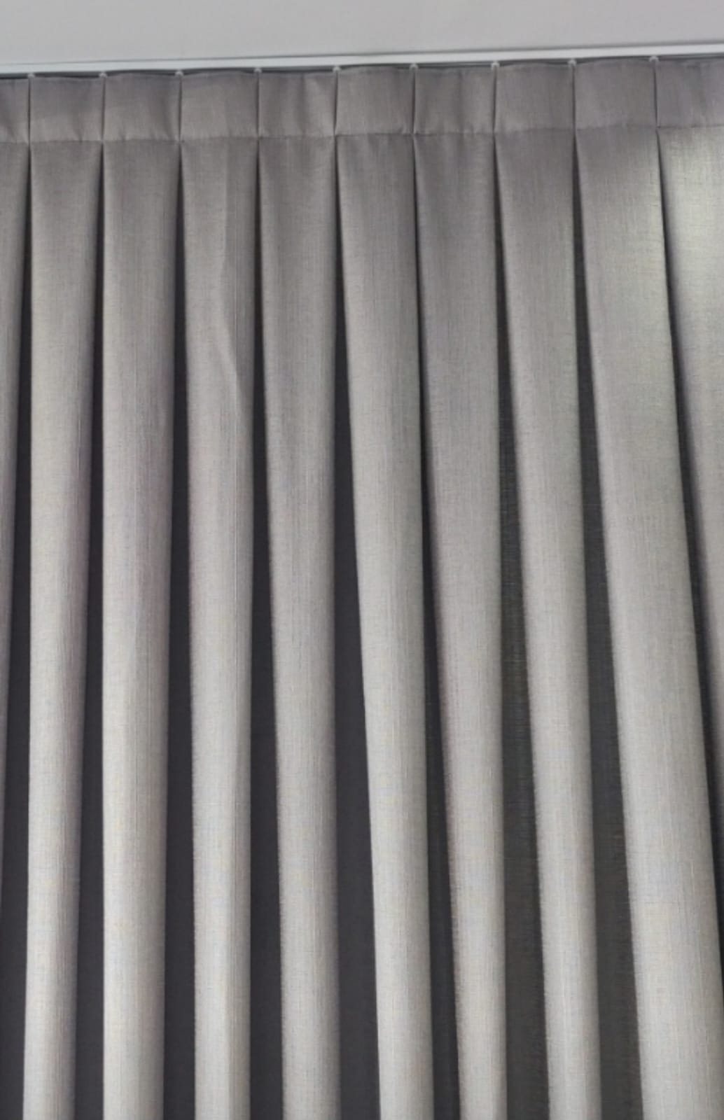 Detalhe de cortina com prega americana