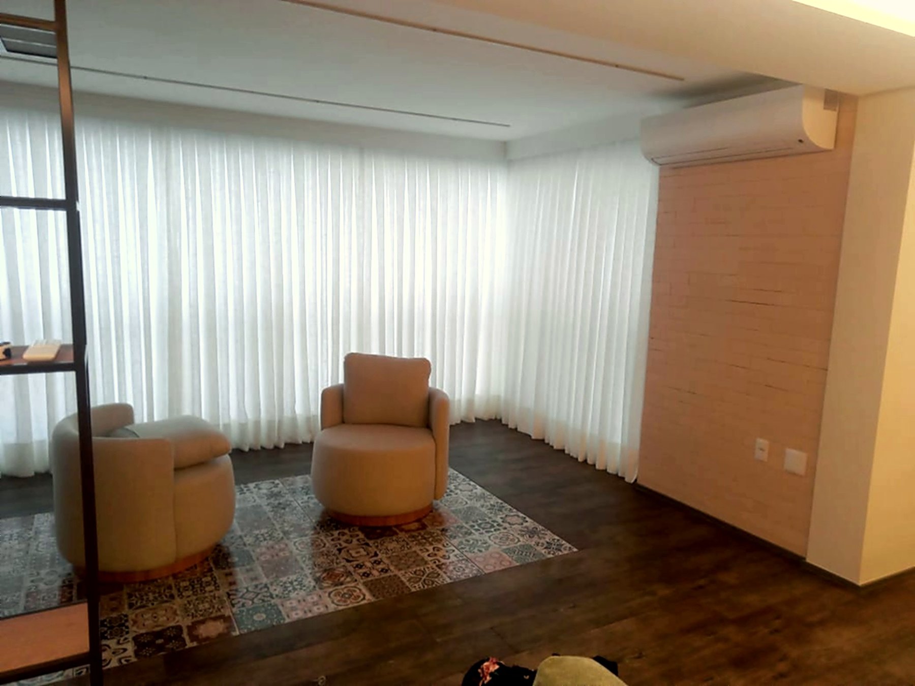 Sala ampla com cortina de voil