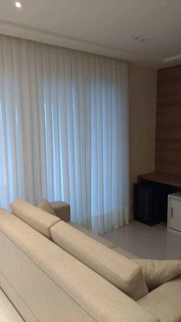 Cortina de voil em sala com sofá
